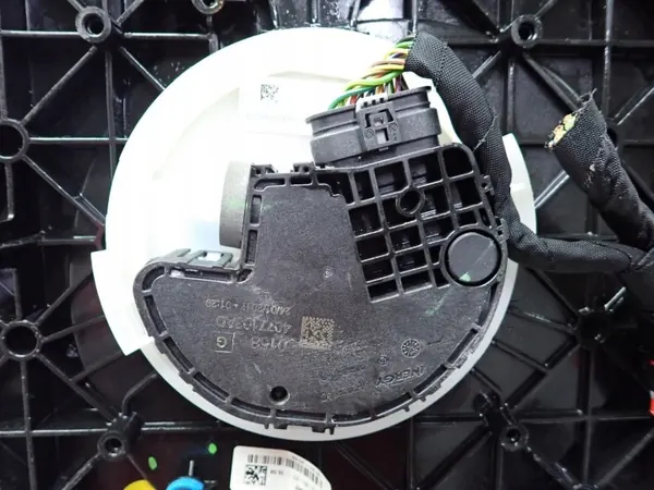 AdBlue-tankpomp OEM 8W0131878AM Audi A4 B9 image 5