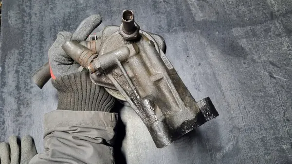 VW T4 1.9 D / TD Olje Filterhus 028115417F image 2