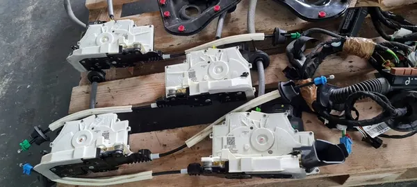 Audi OE 4K1837016L vordere Türschloss P image 8