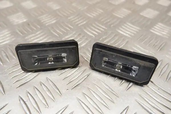 Luz de matrícula Tesla Model S 2016 OEM 103434100A image 2
