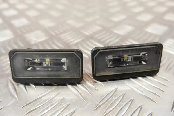 Luz de matrícula Tesla Model S 2016 OEM 103434100A image 10