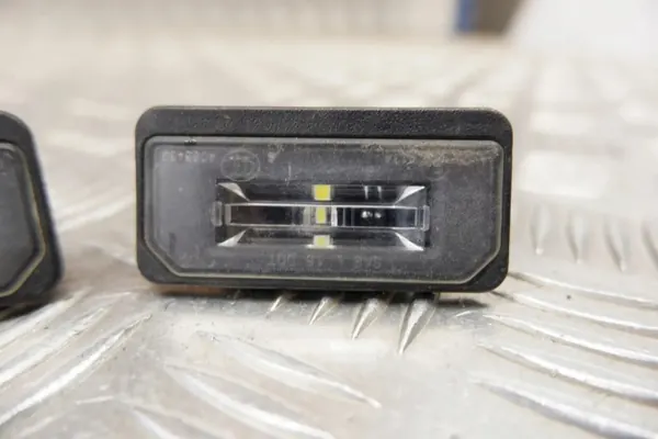 Luz de matrícula Tesla Model S 2016 OEM 103434100A image 3
