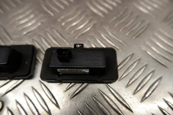 Luz de matrícula Tesla Model S 2016 OEM 103434100A image 8
