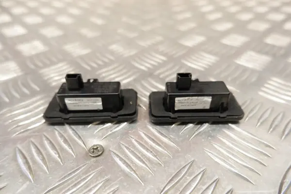 Luz de matrícula Tesla Model S 2016 OEM 103434100A image 9