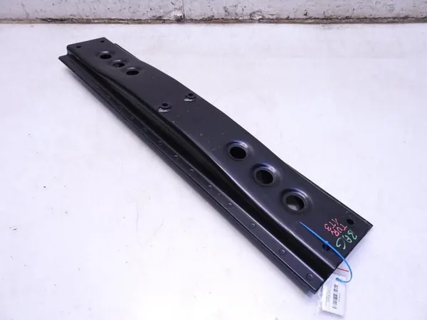 VW Touran 1T3 baksätesfäste OEM 1T0813623 image 6