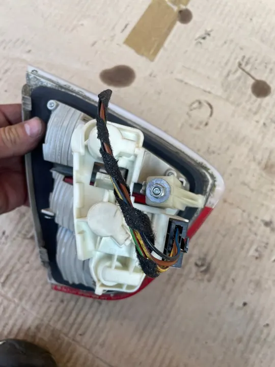 Luz trasera derecha BMW 3 E90 image 3