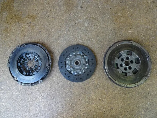 A3 8V GOLF VII 2.0 TDI Embreagem Completa LUK 04L141025 image 2