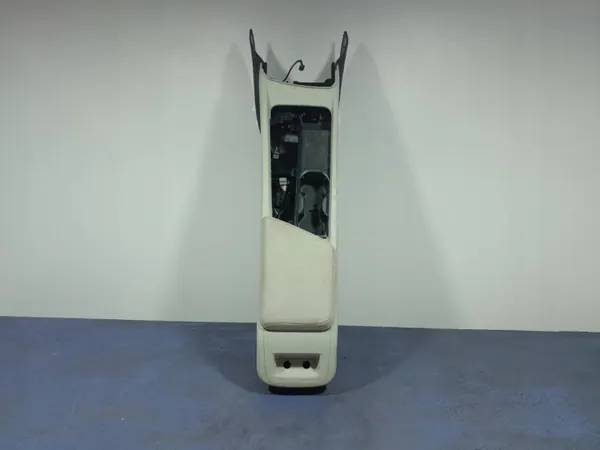 Volvo XC60 II Middenconsole Armsteun OEM 31417518 image 2