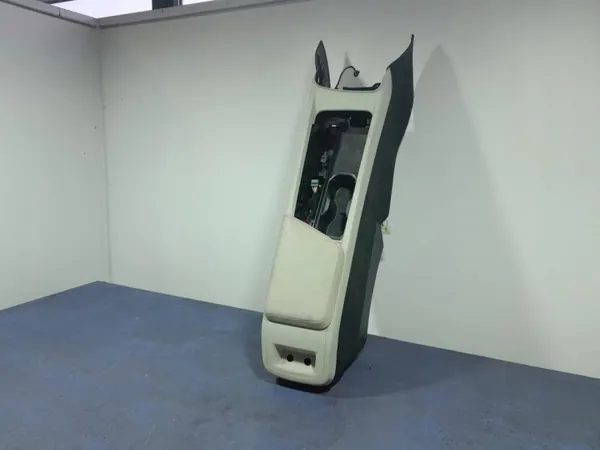 Volvo XC60 II Middenconsole Armsteun OEM 31417518 image 3