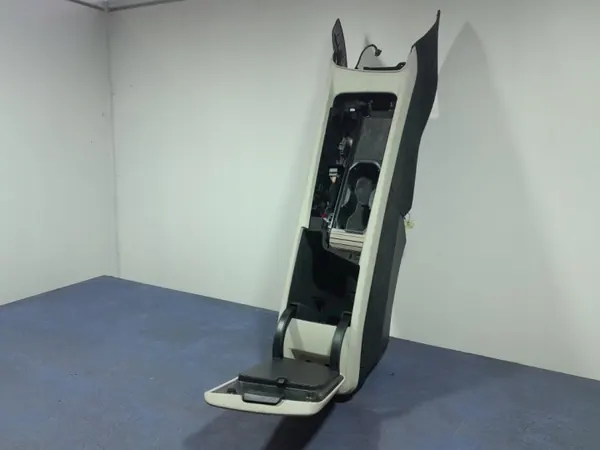 Volvo XC60 II Middenconsole Armsteun OEM 31417518 image 6