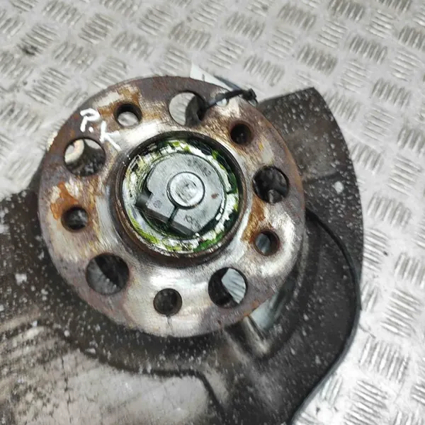 Mercedes-Benz CLS C218 Vänster Framhjulnav image 6