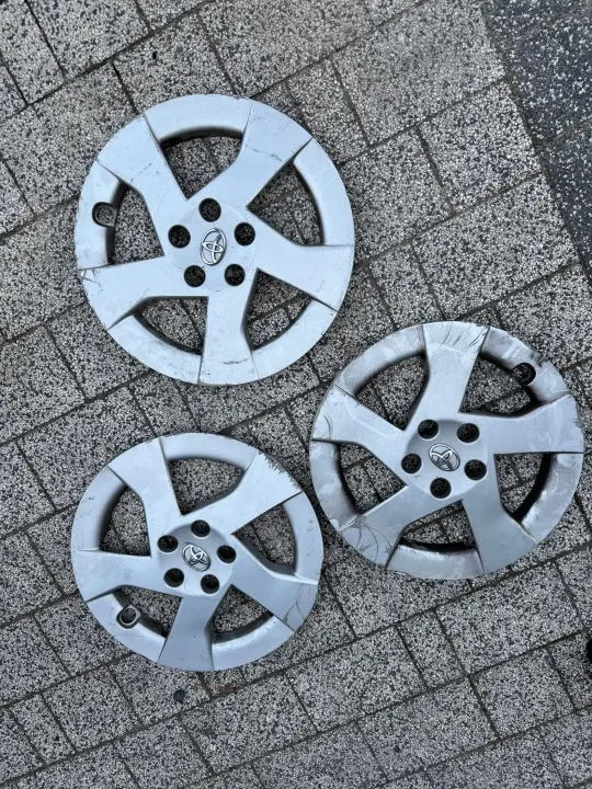 Toyota Prius III 15" Radkappe Gebraucht image 2