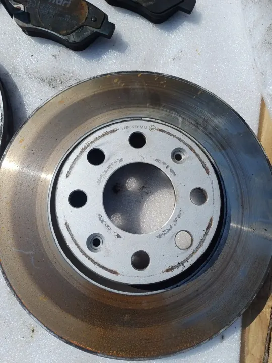 OEM Tarcze hamulcowe klocki jak nowe przód OPEL Corsa D kod Z157 08r. 1.3 cdti - Voorremmen & -blokken image 3