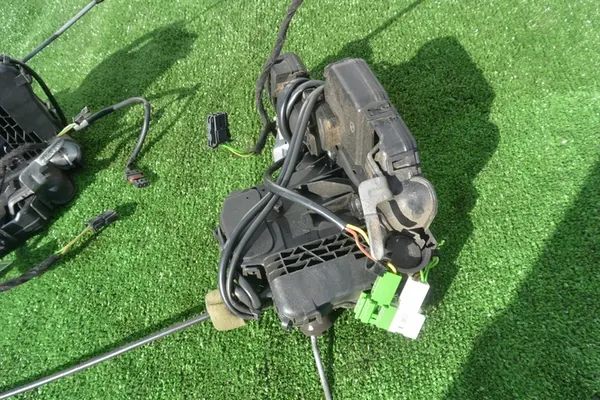 Mercedes-Benz E-Klass Dörrlås Framsidan Vänster OEM A2117200935 image 10