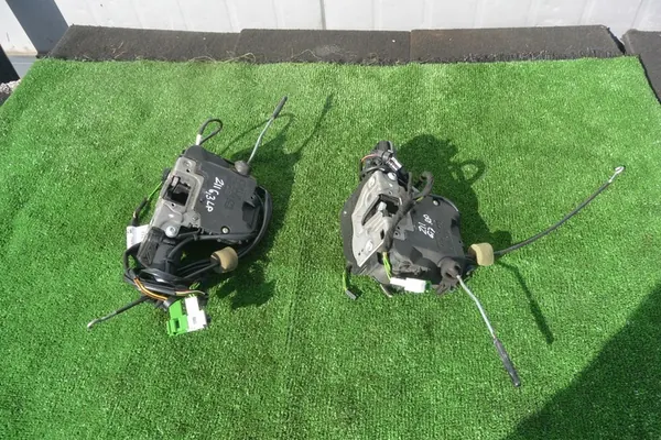 Mercedes-Benz E-Klass Dörrlås Framsidan Vänster OEM A2117200935 image 2