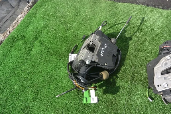 Mercedes-Benz E-Klass Dörrlås Framsidan Vänster OEM A2117200935 image 3