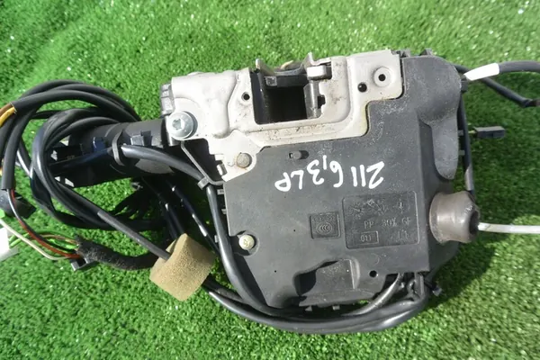 Mercedes-Benz E-Klass Dörrlås Framsidan Vänster OEM A2117200935 image 4