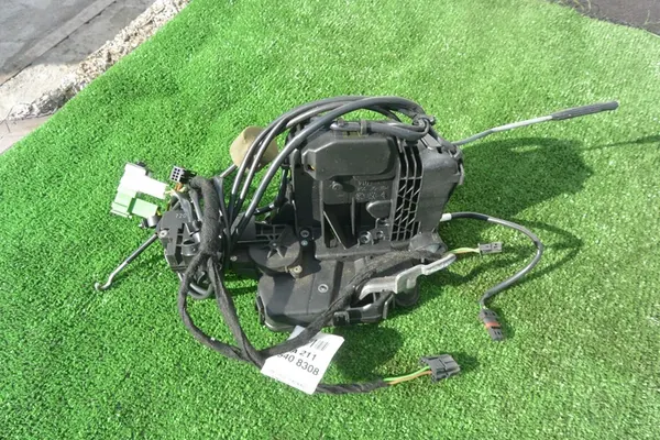 Mercedes-Benz E-Klass Dörrlås Framsidan Vänster OEM A2117200935 image 6