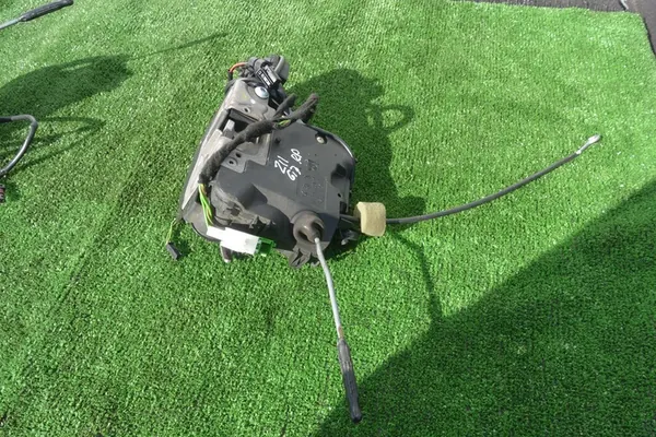 Mercedes-Benz E-Klass Dörrlås Framsidan Vänster OEM A2117200935 image 8