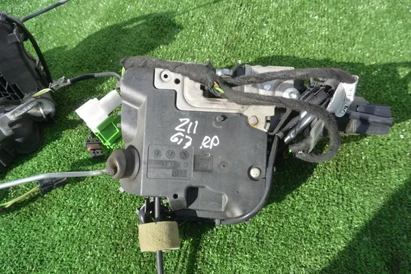 Mercedes-Benz E-Klass Dörrlås Framsidan Vänster OEM A2117200935 image 9