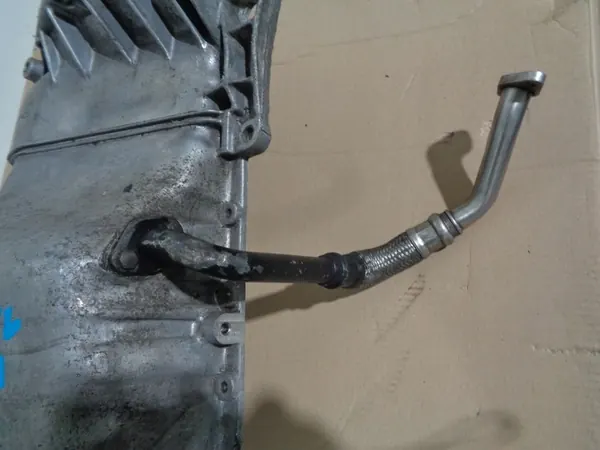 VW Passat B5 Oljetank med rör 058103603 image 2