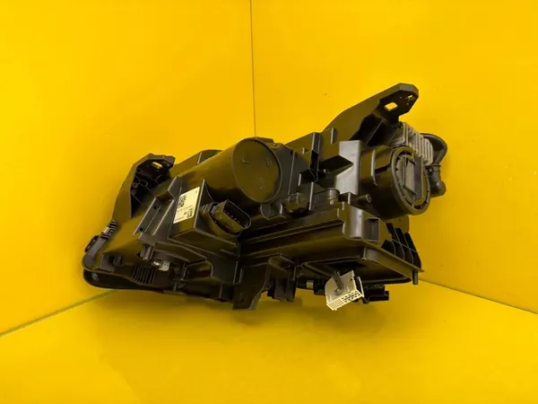 Mercedes GLA W156 Rechter Bi-Xenon Lamp A1569063200 image 4