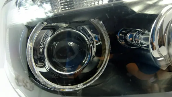 BMW 7 E65 LIFT Farol Direito 7162112 image 4