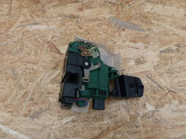 Linke Vordertürschloss VW Passat B5 FL 00-05 OEM image 2