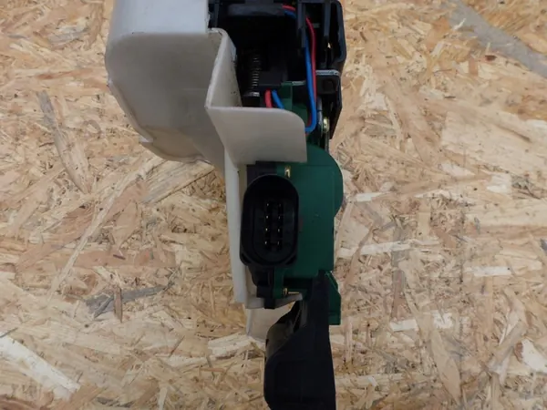 Linke Vordertürschloss VW Passat B5 FL 00-05 OEM image 3