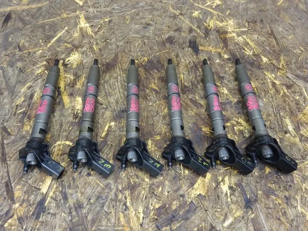 Iniettore carburante AUDI A4 B7 3.0 TDI 059130277S image 2