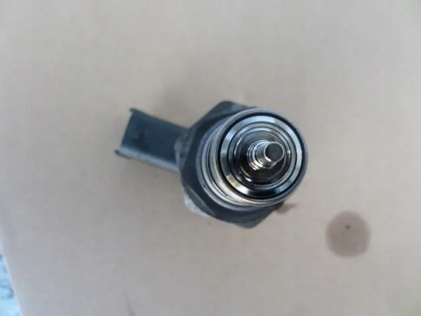 Vanne de rampe de carburant Toyota Yaris III 1.4 D4D Auris image 3