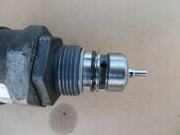 Vanne de rampe de carburant Toyota Yaris III 1.4 D4D Auris image 4