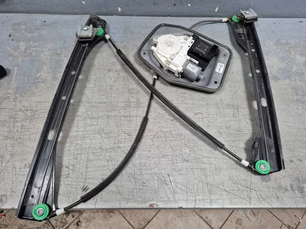 Cric avant gauche OEM 5M1837401K pour VW Golf Plus image 2