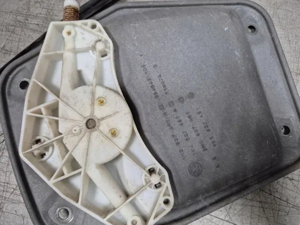 Cric avant gauche OEM 5M1837401K pour VW Golf Plus image 4