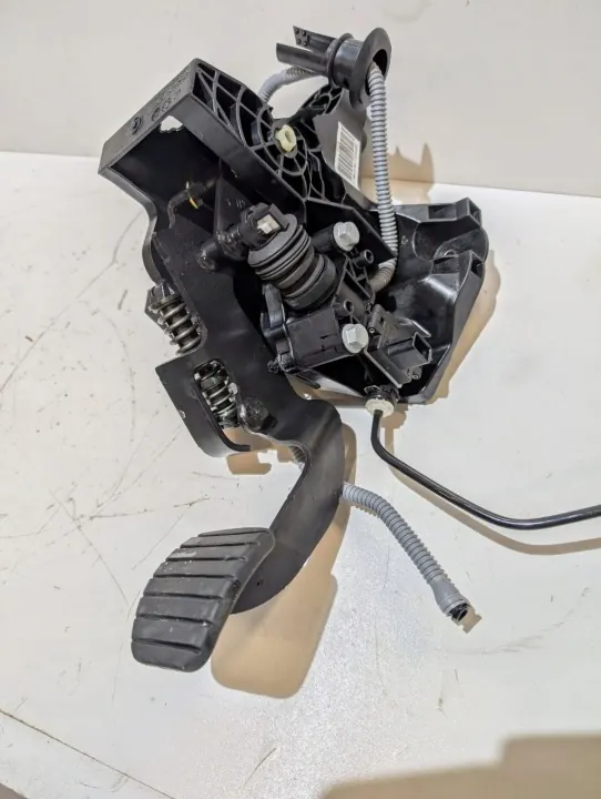 Bomba de pedal de freno OEM 465405580R - Renault OE image 4