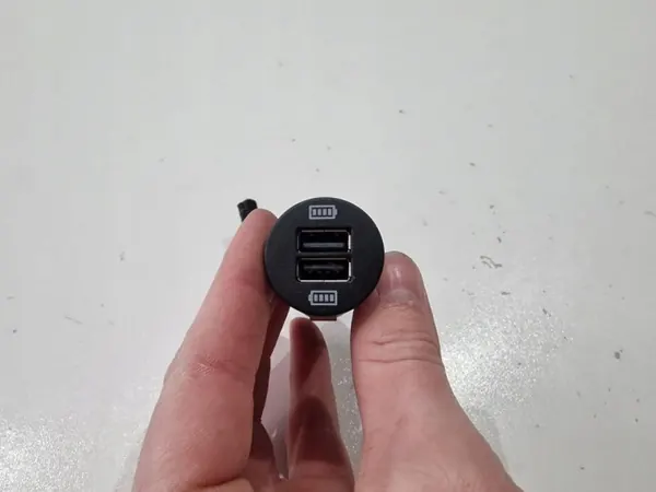 Port USB-A de charge Porsche Cayenne OEM 7P5035222 image 2