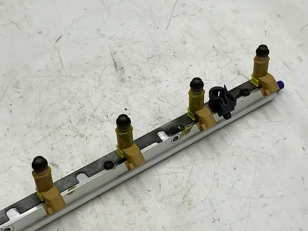 VOLVO S60 V70 S80 2.4B Brandstofrail 8627815 image 5