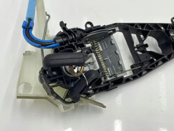 BMW OEM 7316363 Türschloss-Einsatz vorne - Gebraucht image 3