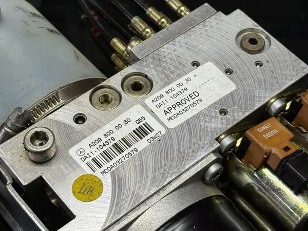 Mercedes W209 Dachpumpe OEM A2098000030 image 3