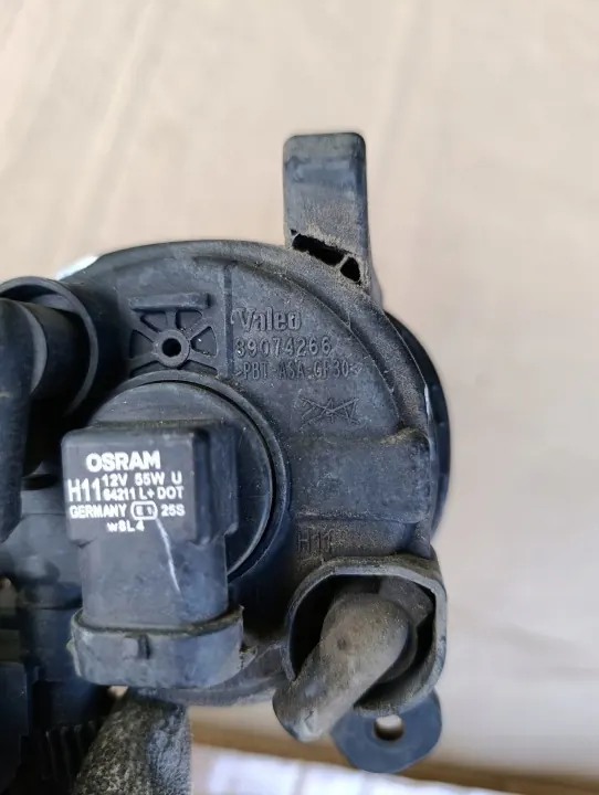 Audi A4 B8 Halogeenivalo Oikea Etu OEM 89074266 image 4