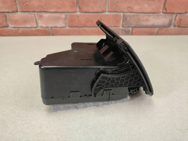 OEM 6805524 Bestuurder Console Opslag Zwart - Gebruikt image 4