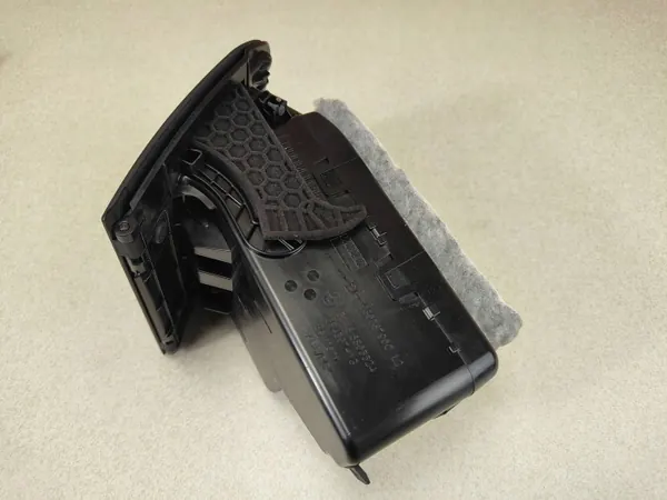 OEM 6805524 Bestuurder Console Opslag Zwart - Gebruikt image 5