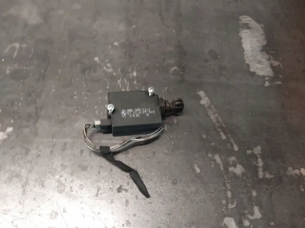 Actionneur de verrou de coffre BMW 5 E39 Sedan OEM 8377569 image 1