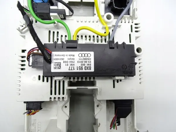 Luz interior Audi Q3 OEM 8X0947135AG - Usado image 10