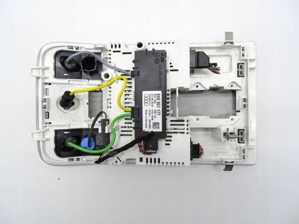 Luz interior Audi Q3 OEM 8X0947135AG - Usado image 7