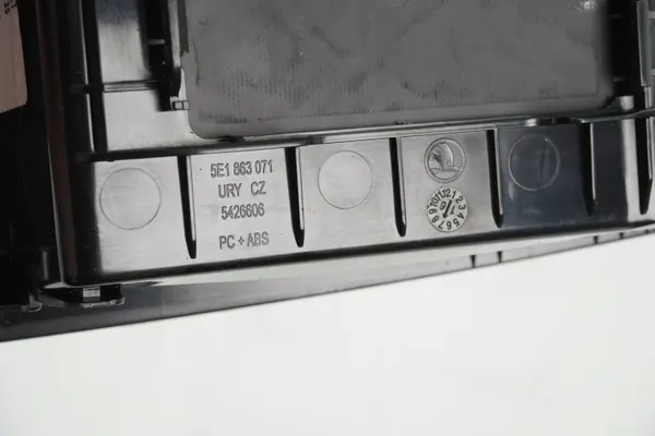 Cinzeiro Skoda Octavia MK3 OEM 5E1863071H image 9