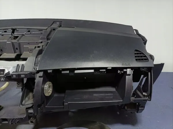 Mitsubishi OE Lochow-325584- Armaturenbrettkonsole image 3