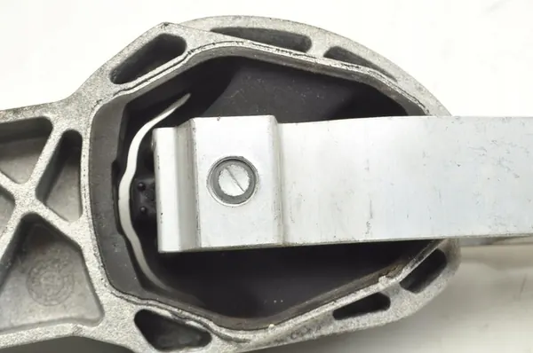 VOLVO XC40 B4 Mild-Hybrid Engine Mount 32137250 image 9