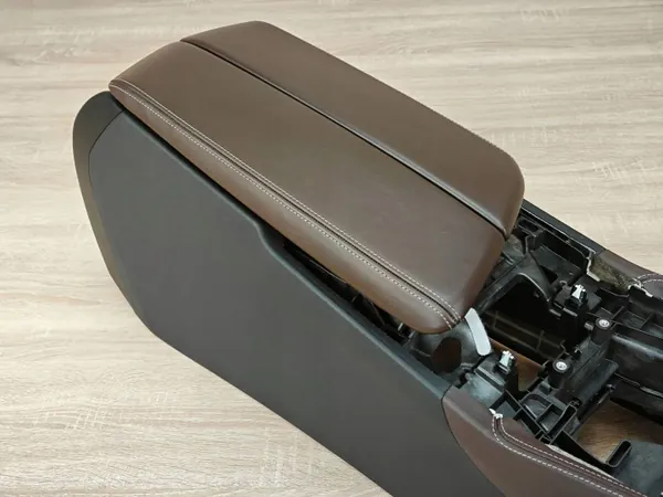 Keskikonsoli käsinoja OEM TUNN55 BMW G30 G31 image 3