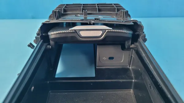 Bac de console centrale Mercedes W206 C220 OEM A2066805805 image 9